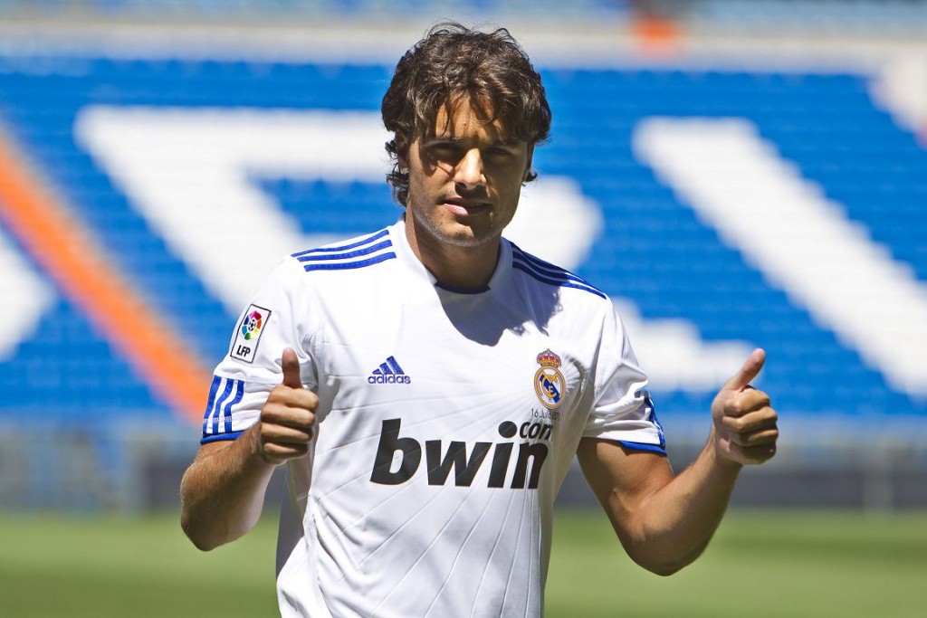 Real Madrid's new signing Pedro Leon of Spain poses during his official presentation at the Bernabeu stadium in Madrid, Friday July 16, 2010. (AP Photo/Angel Navarrete)