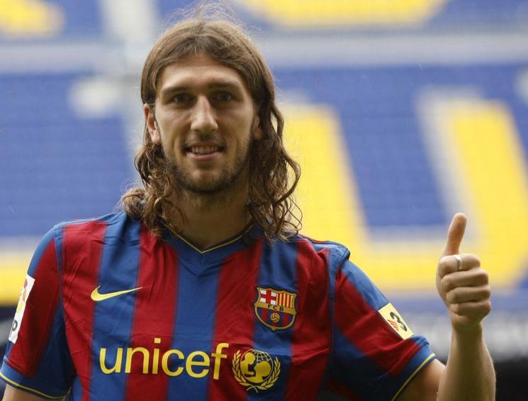 Barcelona's new signing Dmytro Chygrynskiy poses during his official presentation at Nou Camp stadium in Barcelona August 31, 2009. REUTERS/Albert Gea (SPAIN SPORT SOCCER)