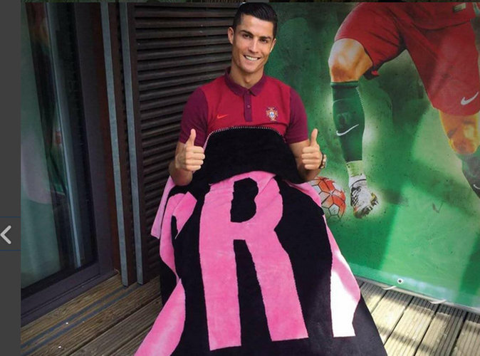 Cristiano-Ronaldo-apres-l-hotel-CR7-la-star-portugaise-lance-des-couvertures-de-luxe_portrait_w674