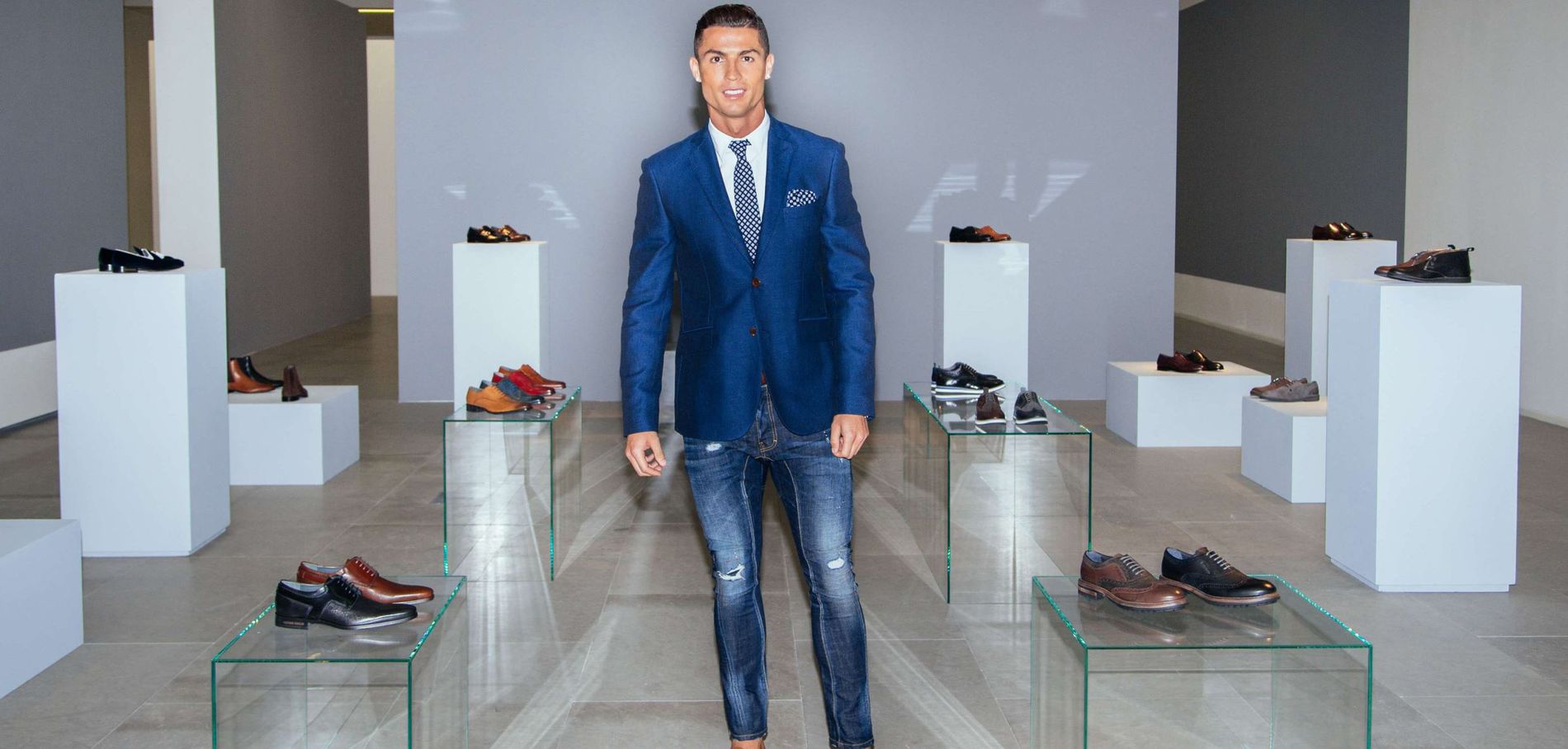 Cristiano-Ronaldo-lors-de-la-presentation-de-la-ligne-de-chaussures-de-sa-marque-CR7-en-2015_exact1900x908_l