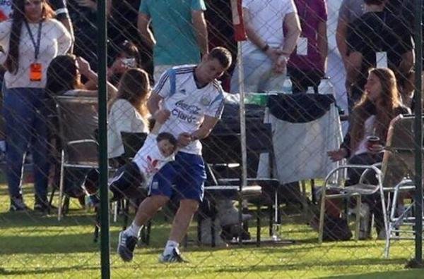 Messi-jugando-con-su-hijo-Thia_54410325055_54115221154_600_396