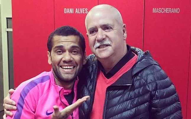 dani-alves-junto-chema-corbella-ciutat-esportiva-1417516098047