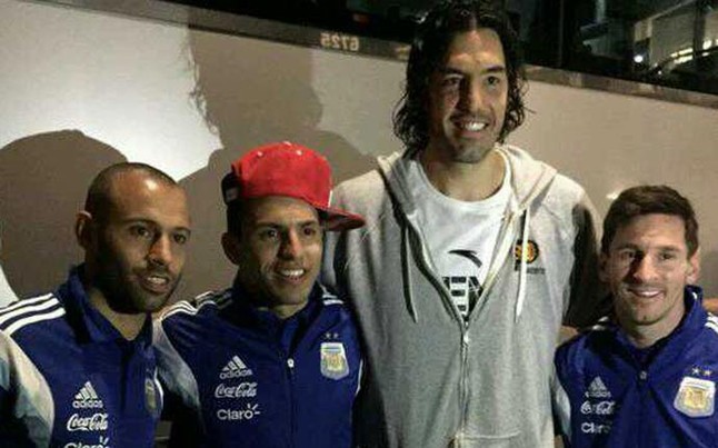 messi-mascherano-aguero-fotografiaron-con-scola-1427363903452