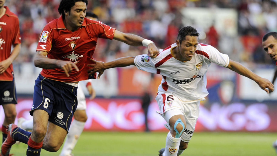 Osasuna's Javad Nekouman (L) vies with S