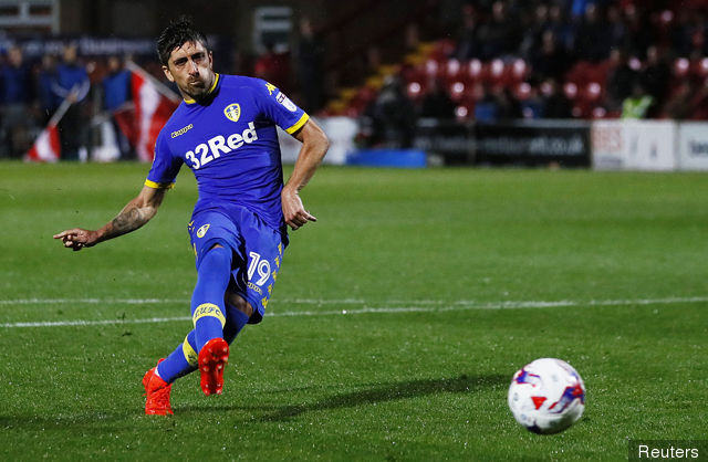 leeds_uniteds_pablo_hernandez_scores_the_winning_penalty_in_the__272280