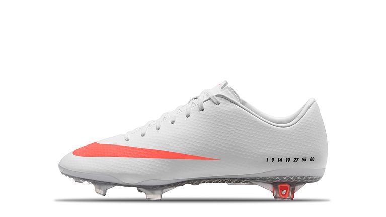 2013_cr7_se_mercurial_vapor_9_white_black_total_orange_63712.vadapt.767.high.0