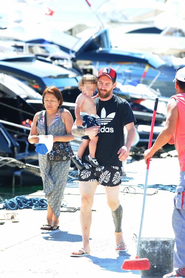 Lionel-Messi-Antonella-Roccuzzo-Cesc-Fabregas-Daniella-Semaan-and-Luis-Suarez-in-Ibiza-1