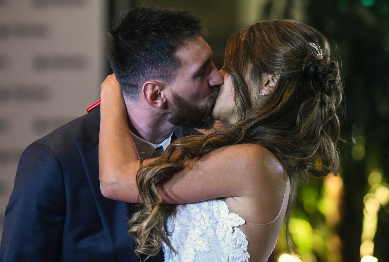 Argentine football star Lionel Messi and bride Antonella Roccuzzo pose for photographers just after their wedding at the City Centre Complex in Rosario, Santa Fe province, Argentina on June 30, 2017. Footballers and celebrities including pop singer Shakira gathered Friday for the "wedding of the century" in Lionel Messi's Argentine hometown as the Barcelona superstar prepared to marry his childhood sweetheart Antonella Roccuzzo. / AFP PHOTO / EITAN ABRAMOVICH